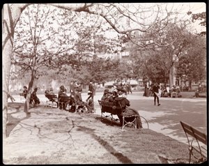 Personas en bancos del parque en Union Square, Nueva York, 1898